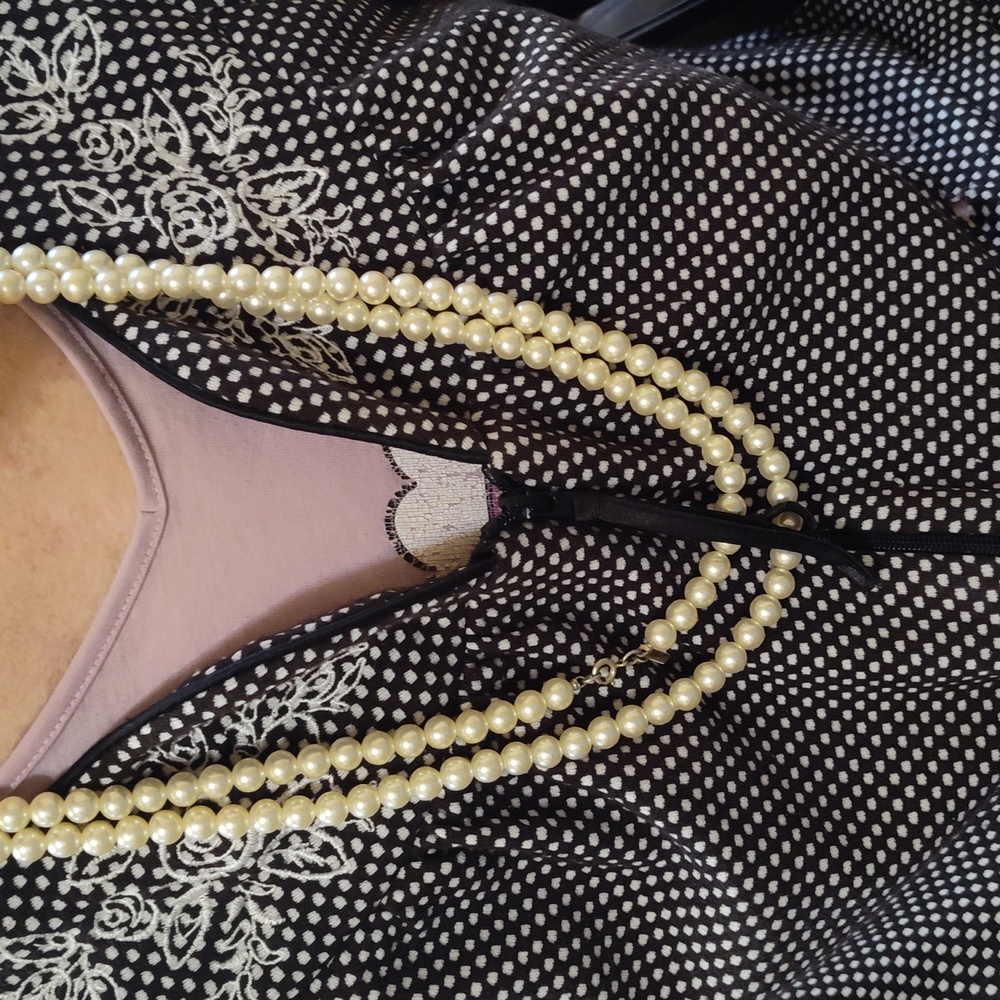 Freshwater Pearl necklace can wrap up to three times around the neck stylish.